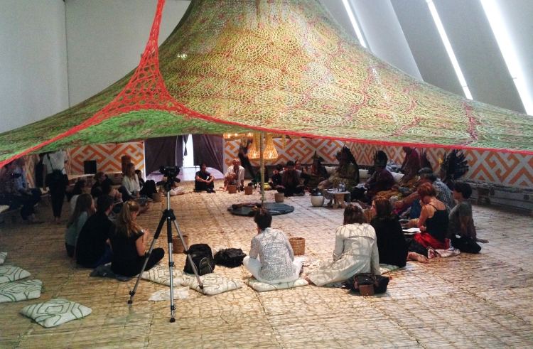 okonventionell-konst-performance-utställning-tält-vävning-konst-människor-ritualer-andlig