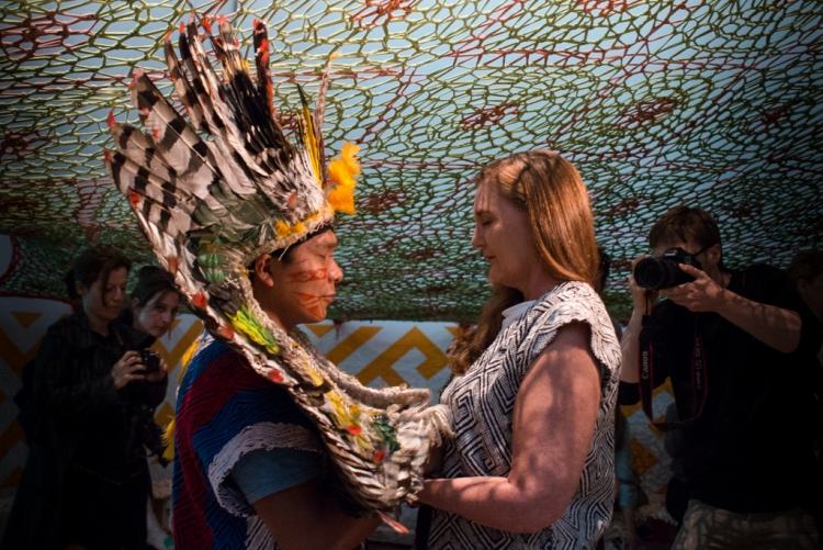 okonventionell-konst-performance-utställning-andliga-ritualer-tält-vävning-konst-indianer-brazil-shaman