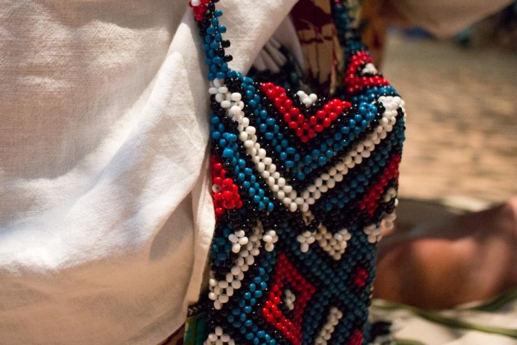 okonventionell-konst-performance-utställning-väska-traditionell-vävning-konst-pärlor-färgglada-ornament