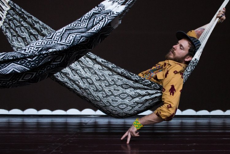 okonventionell-konst-performance-utställning-hängmatta-relax-float-andligt-hängande