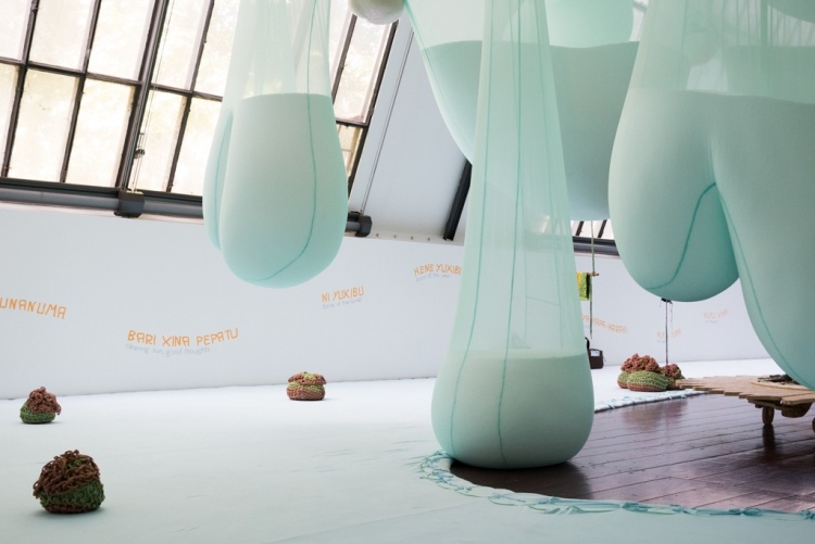 okonventionell-konst-performance-utställning-polyamid-volymer-grön-flytande-sensuell
