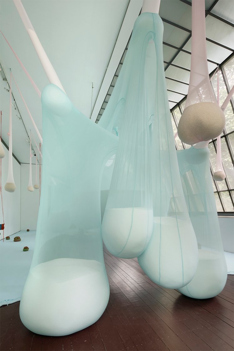 okonventionell-konst-performance-utställning-polyamid-volymer-grönaktig-öm-rosa-flytande-hängde