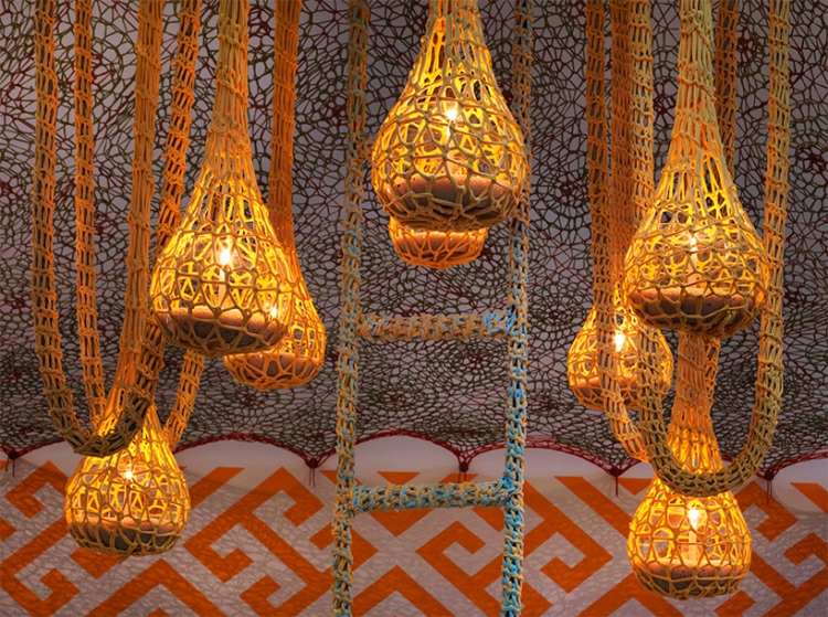 Okonventionell konst-prestanda-utställning-vävning-konst-gul-hängande-föremål-stege-ljus