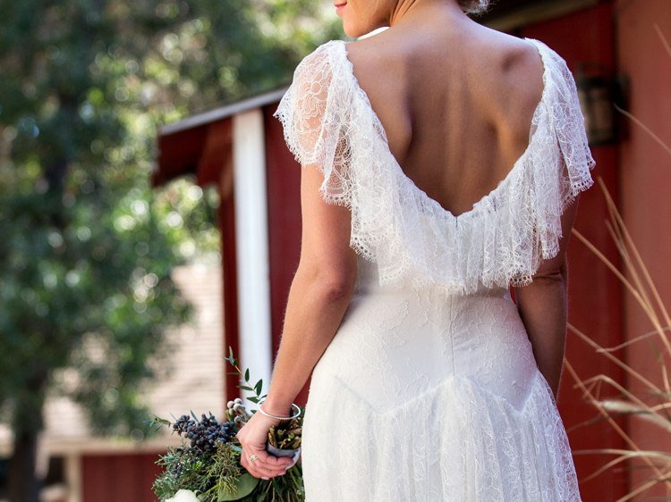 rygglös bröllopsklänning boho ser vacker hud ut på ryggen