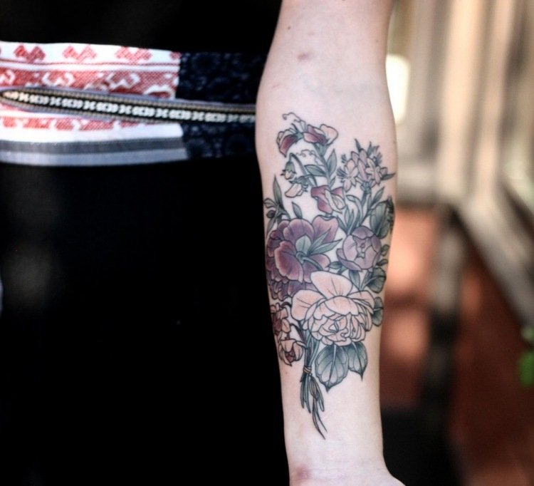underarm-tatuering-inuti-kvinna-bukett-pioner