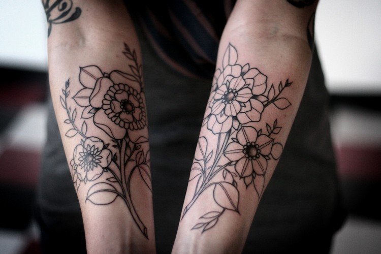 underarm-tatuering-kvinna-blommor-kontur-vacker
