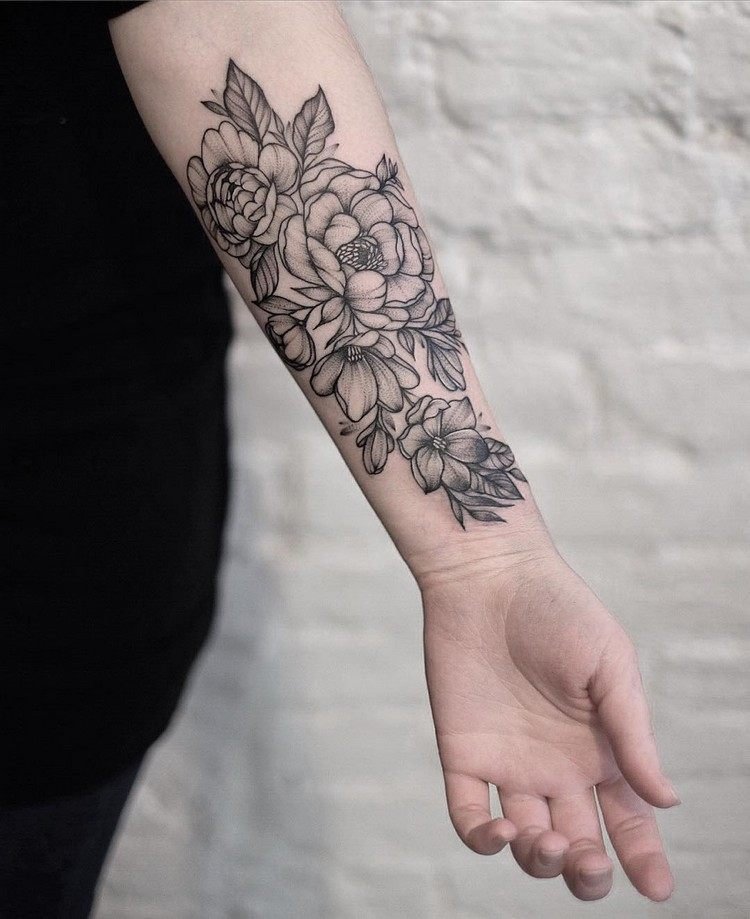 underarm-tatuering-kvinna-blommor-svart-vit