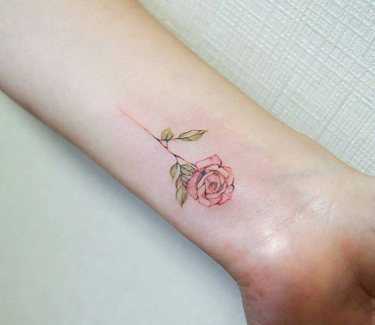 underarm-tatuering-kvinna-subtil-ros-färg