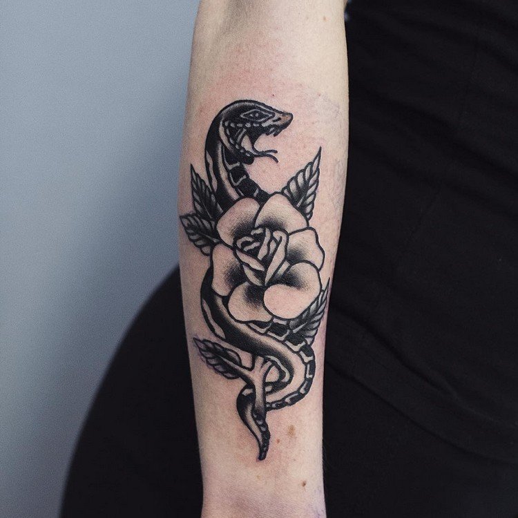 underarm tatuering kvinna orm ros betydelse