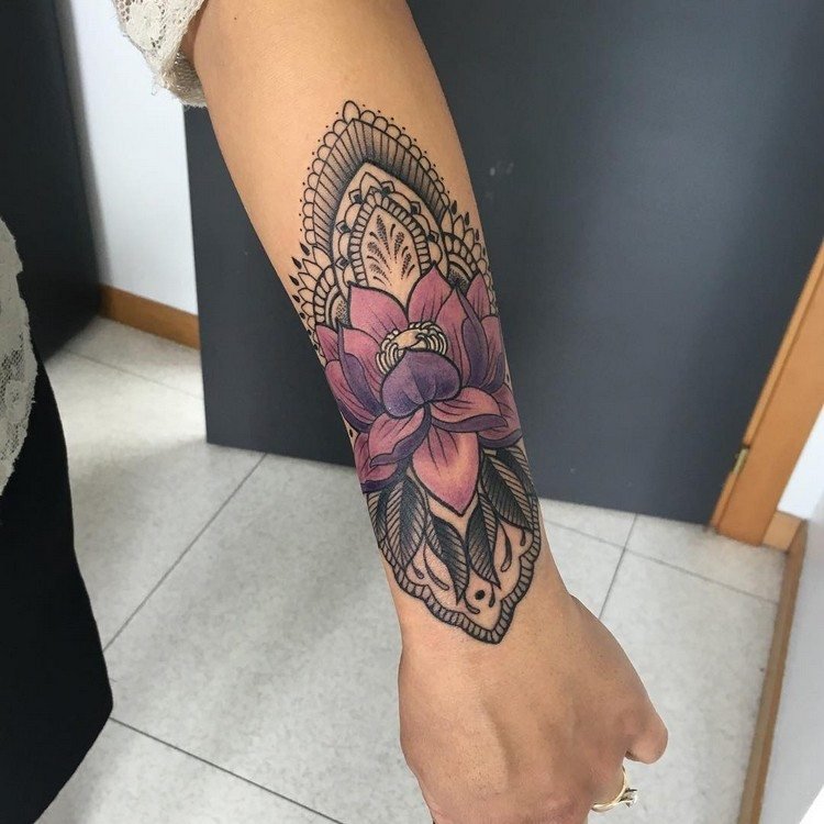 underarm tatuering kvinna mandala lotusblomma färg
