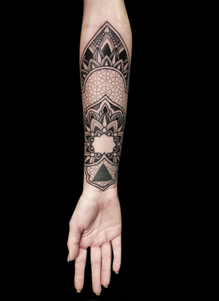 underarm-tatuering-kvinna-mandala-blomma-prickverk