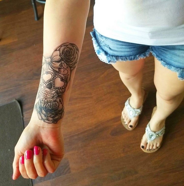 underarm-tatuering-kvinna-skalle-socker-skalle-rosor