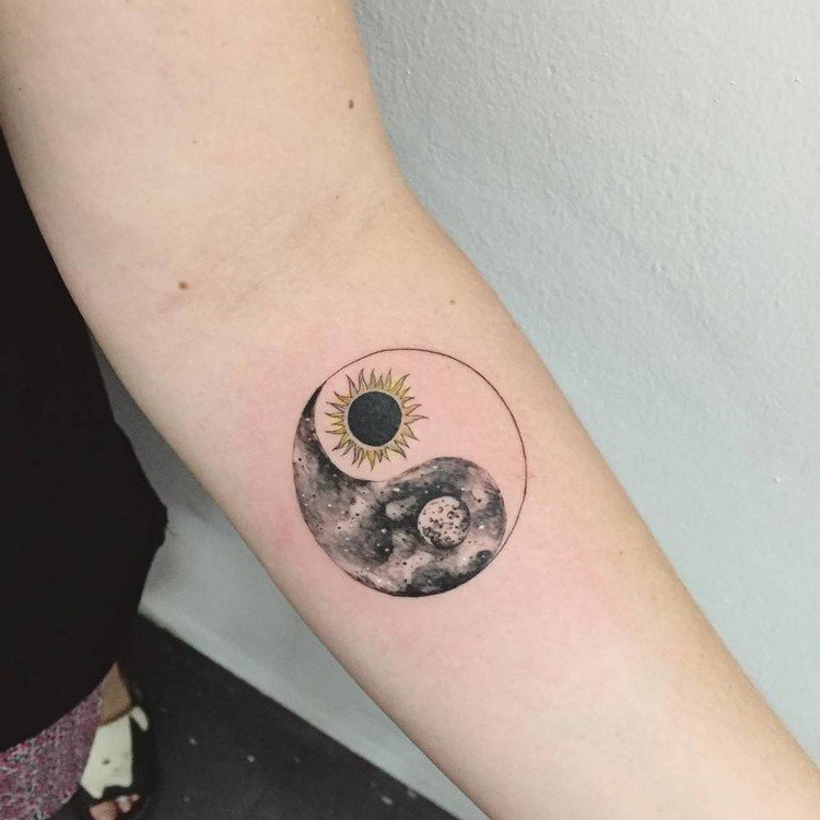underarm-tatuering-kvinna-liten-sol-måne-yin-yang