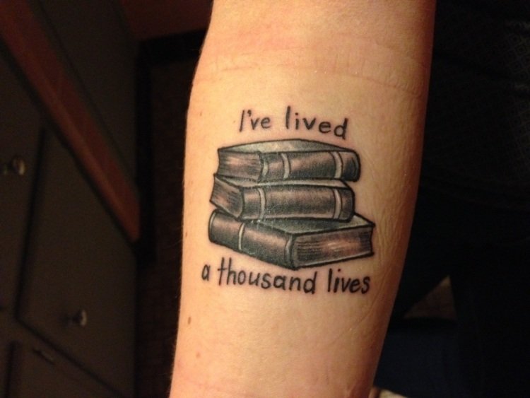 underarm-tatuering-inuti-kvinna-staplar-böcker-skriva