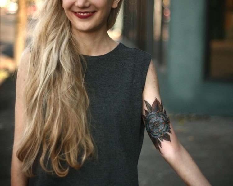 underarm-tatuering-inuti-kvinna-blomma-mandala-motiv