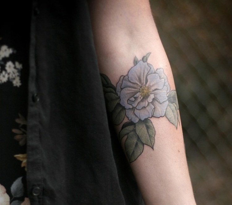 underarm-tatuering-inuti-kvinna-blå-ros-motiv