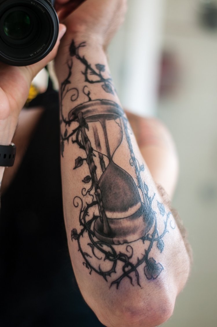 underarm-tatuering-kvinna-timglas-tendril-rosor