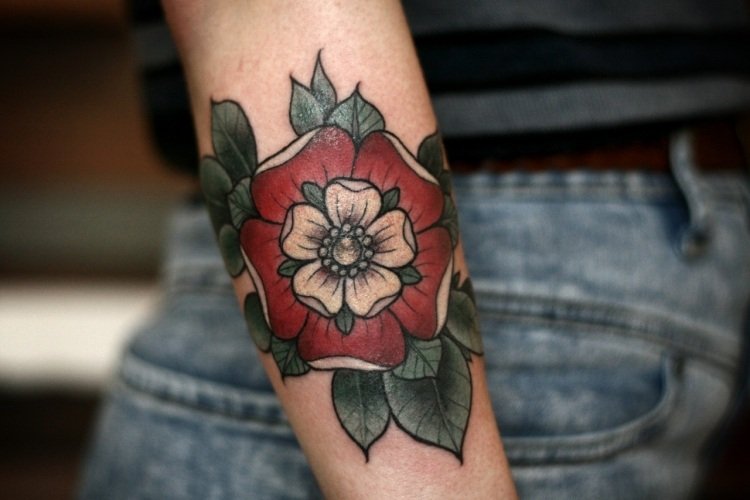 underarm-tatuering-kvinna-ros-röd-grön-fyllning
