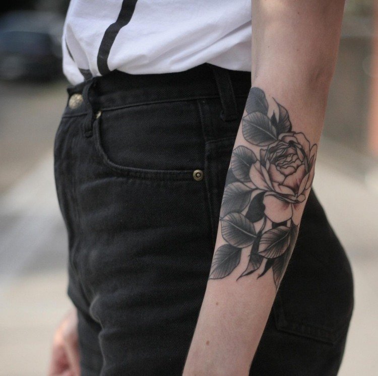 underarm tatuering kvinna pionblad