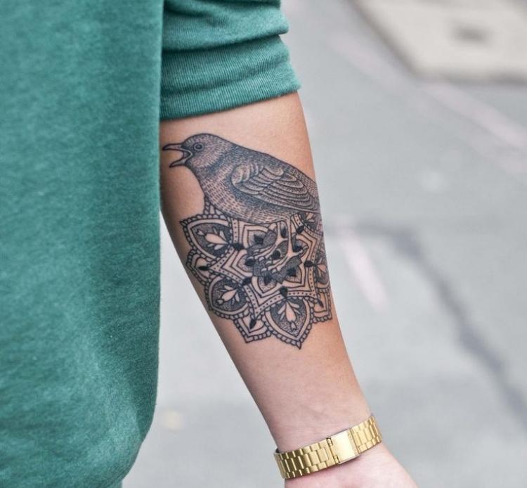 underarm-tatuering-kvinna-inuti-fågel-mandala-blommotiv