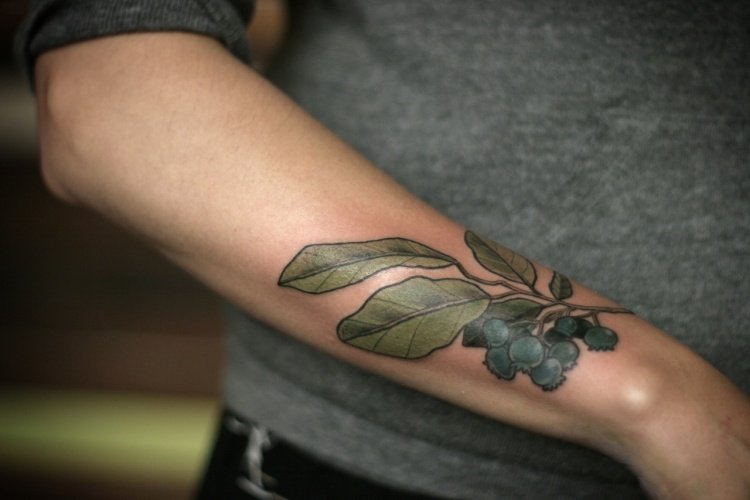 underarm-tatuering-kvinna-blåbär-kvist-motiv