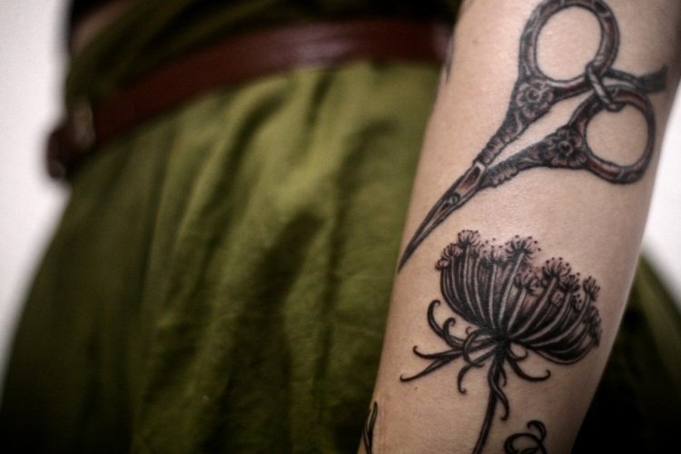 underarm tatuering kvinna blomma sax motiv