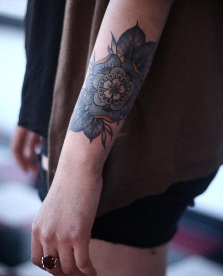 underarm-tatuering-kvinna-blommor-motiv-blå