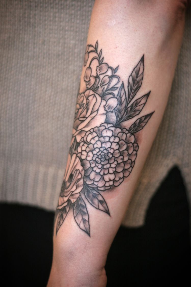 underarm-tatuering-kvinna-blommor-liljekonvalj