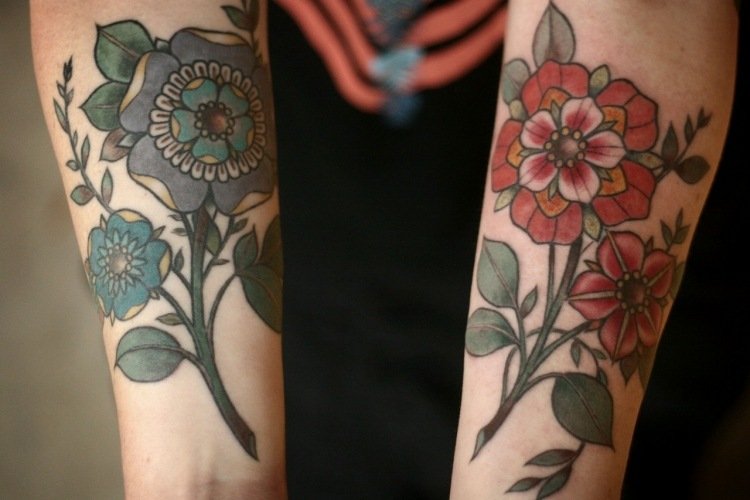 underarm-tatuering-kvinna-blommor-blå-röd