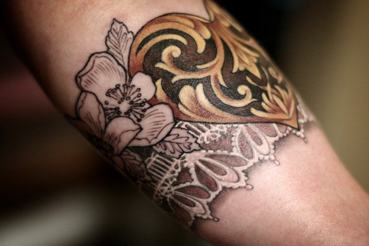 underarm-tatuering-kvinna-band-hjärta-stam-blomma-spets-skugga
