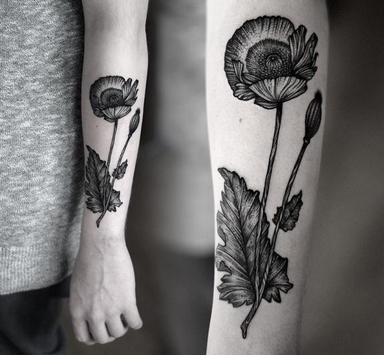 underarm-tatuering-kvinna-utanför-vallmo-blad