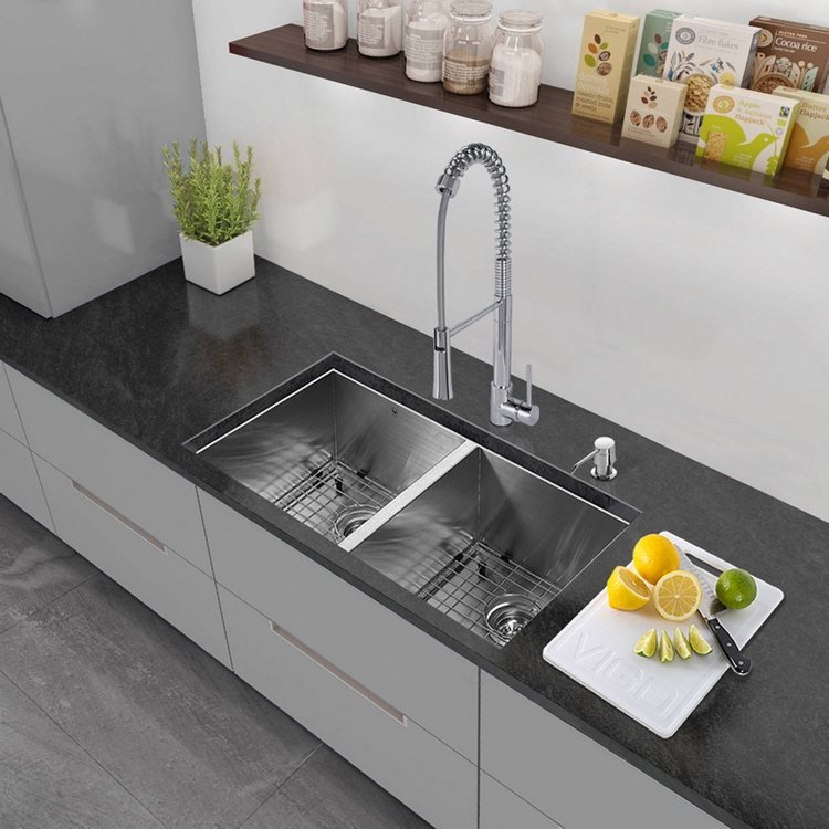 dubbla handfat av rostfritt stål som en diskbänk i köket med modern design