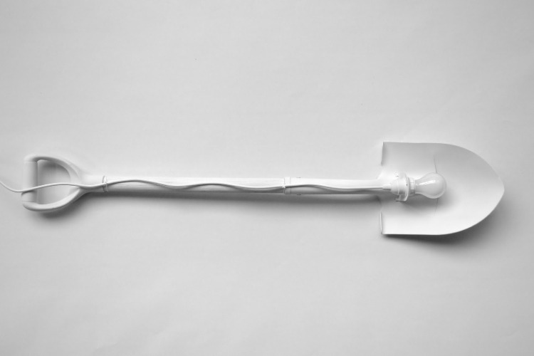 vitmålad spade som designerlampa gör kreativa idéer själv