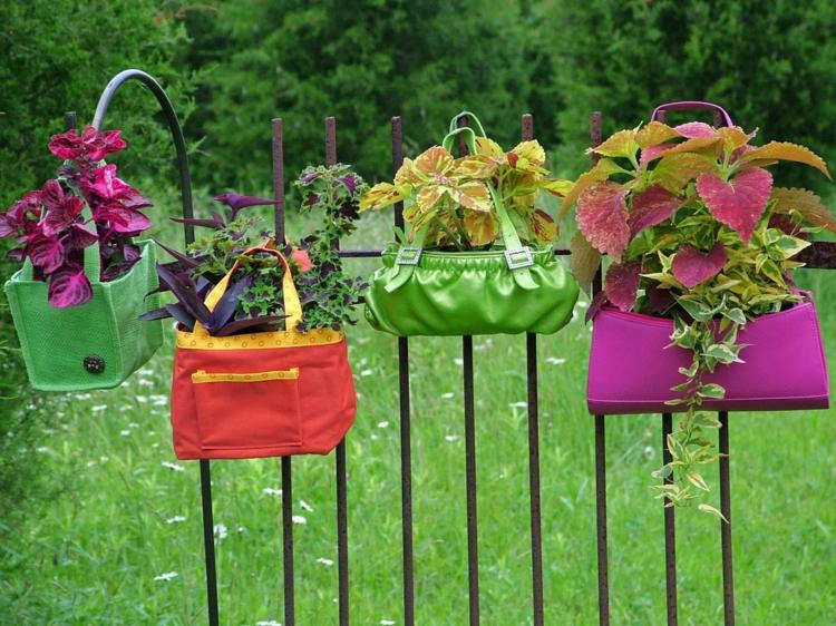 upcycling-idéer-enkla-väskor-idé-trädgård-dekoration-blommor-lådor-metall-spaljé