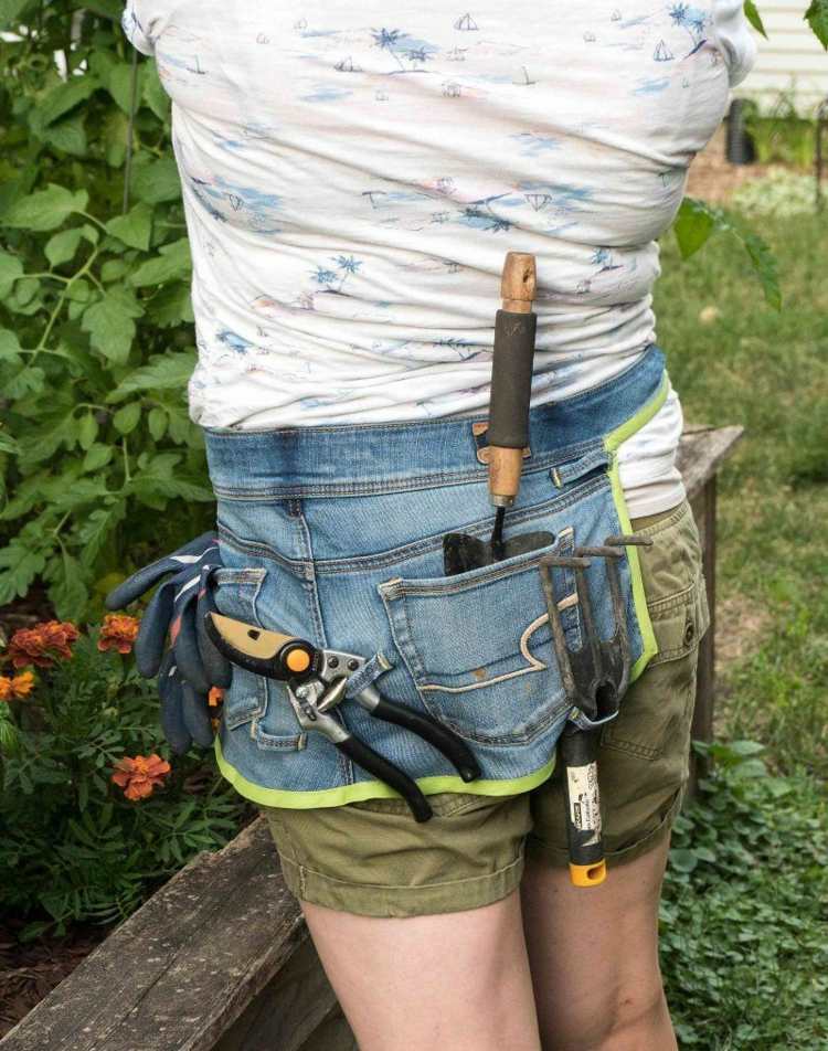 Praktisk upcycling av jeans - förkläde för trädgårdsverktyget