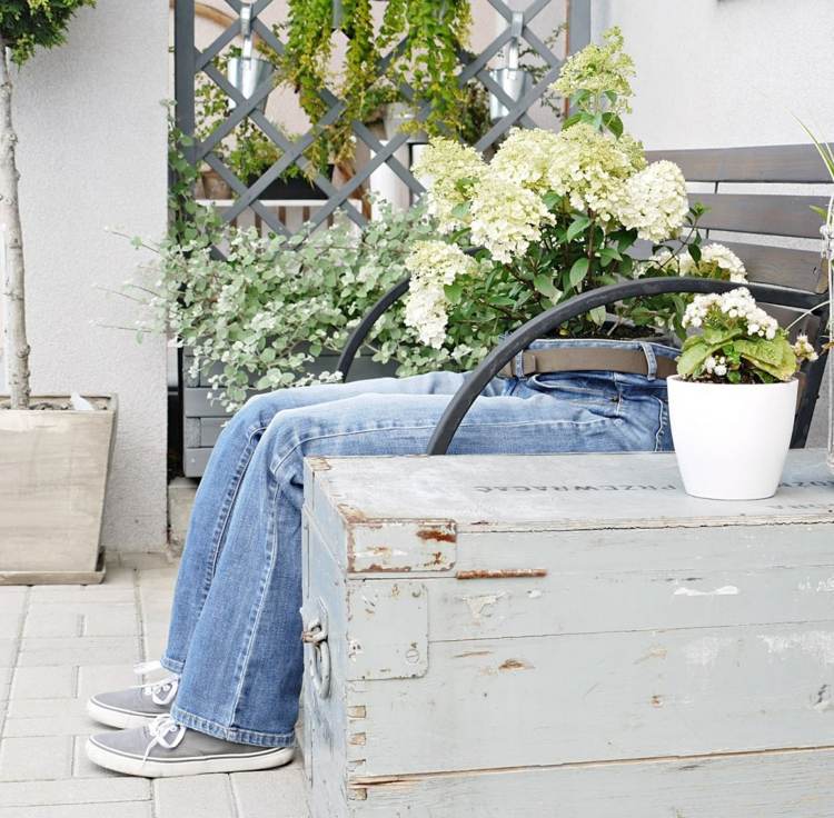 Vita hortensior för trädgårdsdekoration med återvunna jeans
