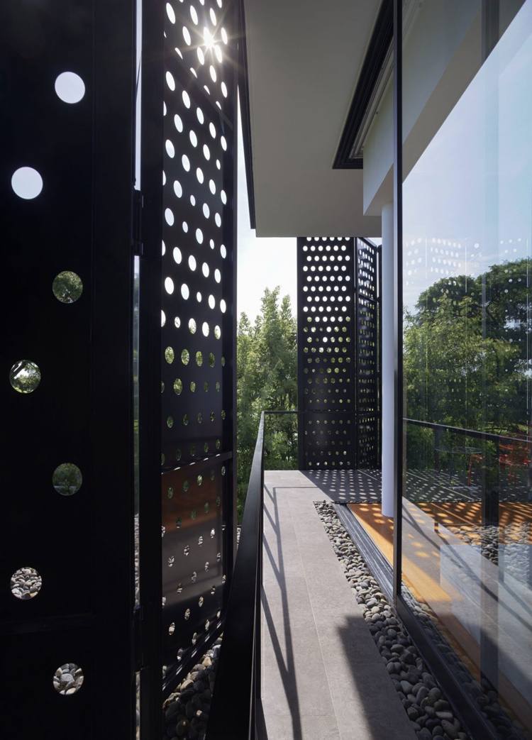 urban-zen-living-terrass-smala-perforerade plåt-paneler-svart