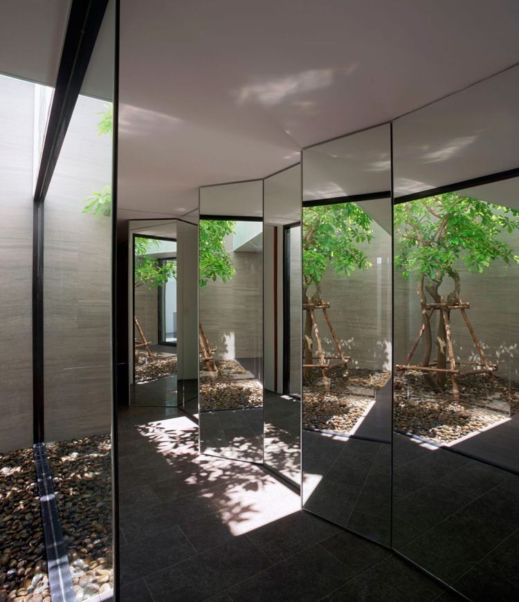 urban-zen-living-inner-garden-grus-stenar-spegel-fronter-effekt