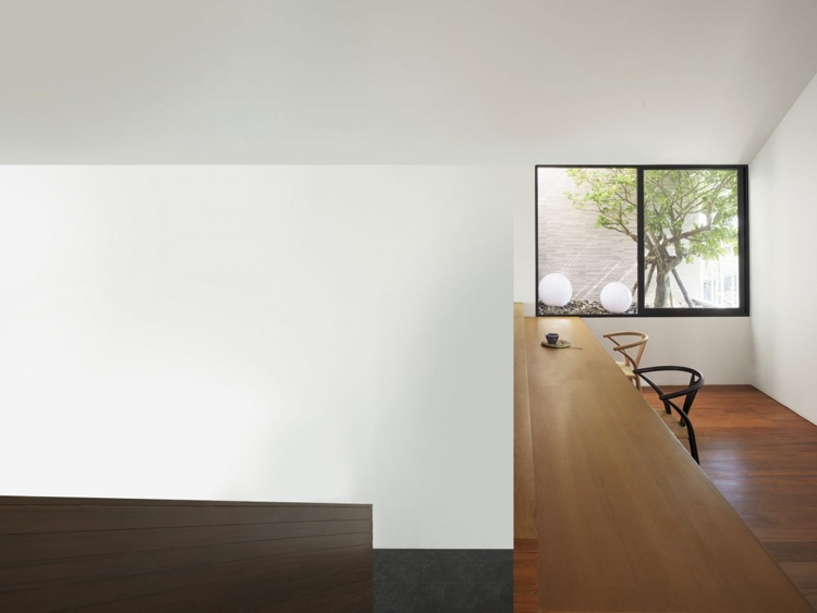 urban-zen-living-study-trä-skrivbord-fönster
