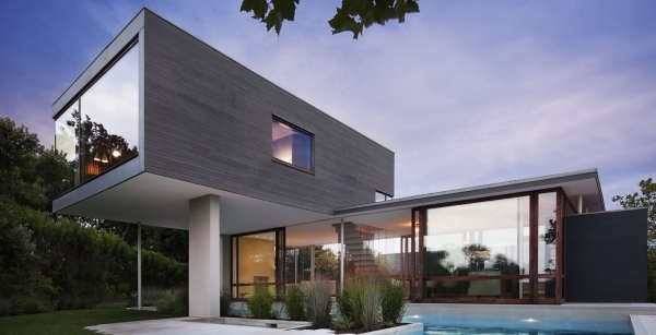 Modernt betonghus med utomhuspool