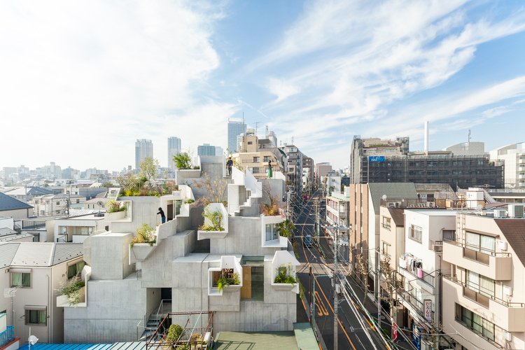 Urban grön exponerad betong bostadshus Tokyo