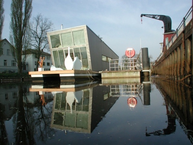 Husbåt Hafen Hamburg modernt fasadglasfönster sluttande tak