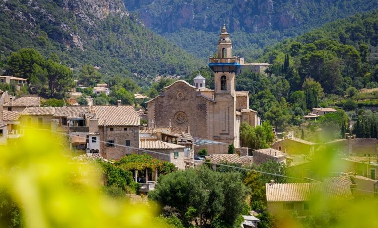 Semester på Mallorca -utflykt ungdomar gör bil