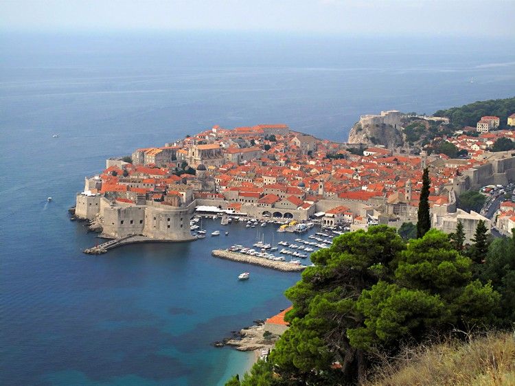 Dubrovniks gamla stad sevärdheter semester i Kroatien vid havet