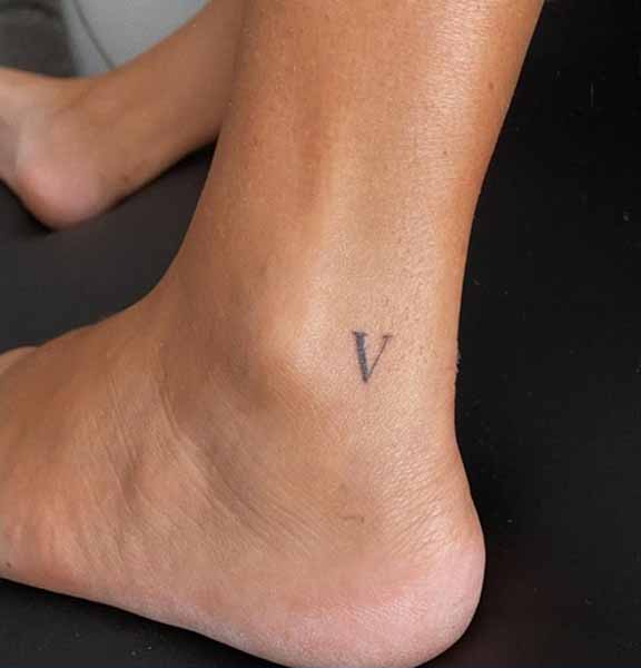 Χαριτωμένο γράμμα V τατουάζ στον αστράγαλο