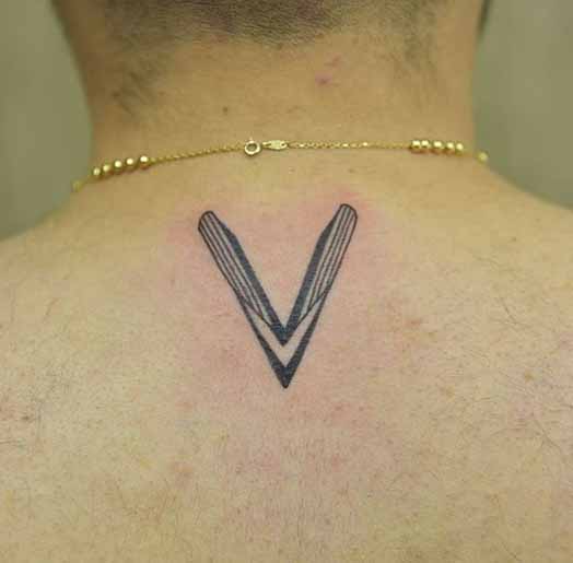 Magnetic V Word Tattoo στην πλάτη