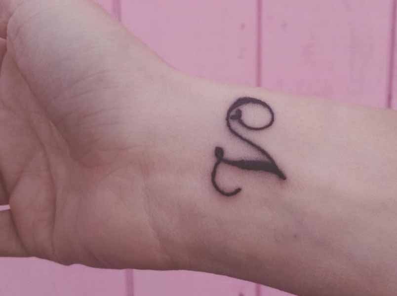 Εντυπωσιακό V Letter Design Tattoo στον καρπό