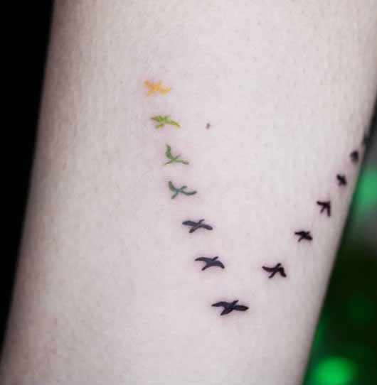 Στυλ τατουάζ για γράμμα V με ιπτάμενα πουλιά