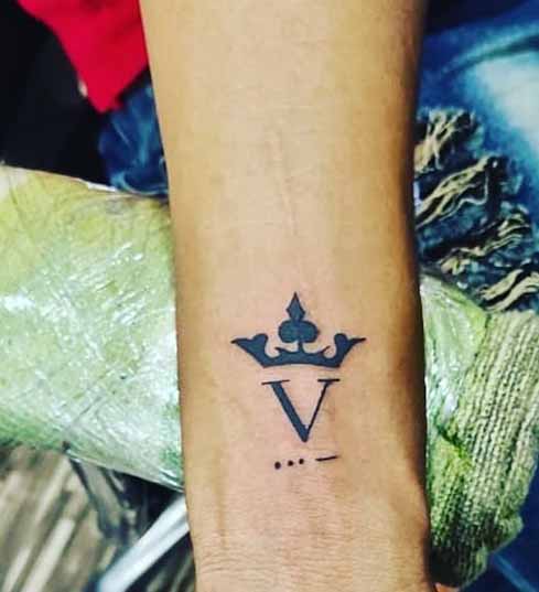 Δελεαστικό τατουάζ V Alphabet With A Crown