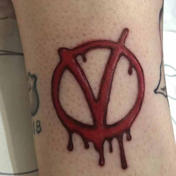 Παθιασμένο τατουάζ για γράμμα V